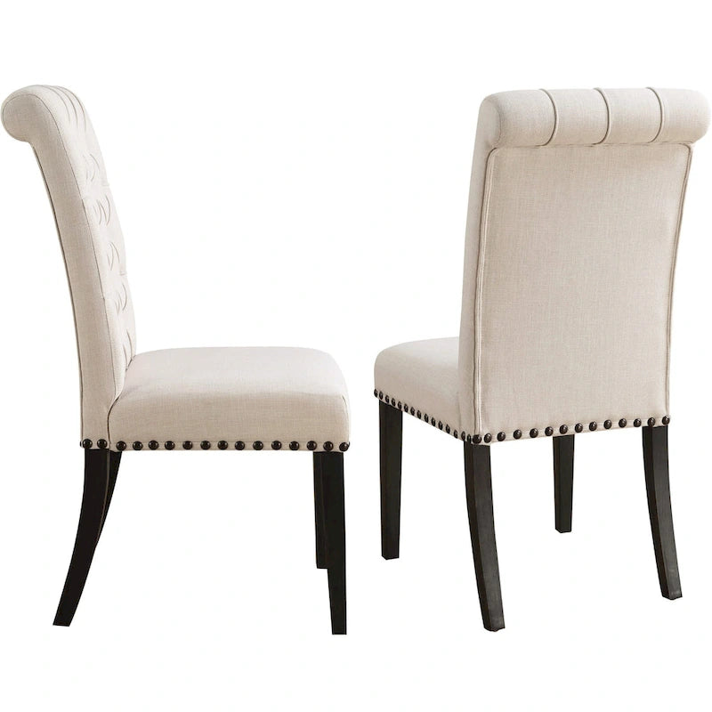 Sedie da pranzo beige con schienale arrotolato, bottoni capitonné e bordatura con borchie (set di 2)