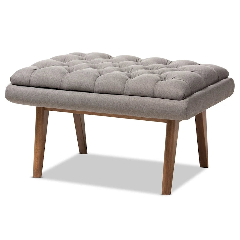 Polsterhocker im Mid-Century-Modern-Stil mit Fußstütze, Massivholzbeinen und als Akzentsitz fürs Wohnzimmer