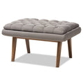 Polsterhocker im Mid-Century-Modern-Stil mit Fußstütze, Massivholzbeinen und als Akzentsitz fürs Wohnzimmer