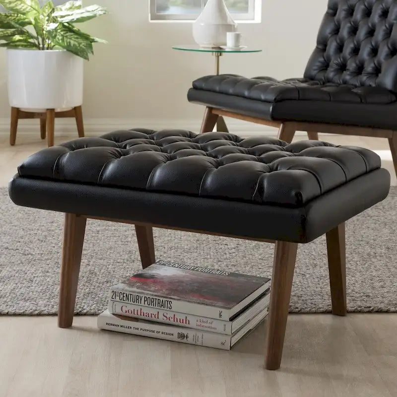 Polsterhocker im Mid-Century-Modern-Stil mit Fußstütze, Massivholzbeinen und als Akzentsitz fürs Wohnzimmer