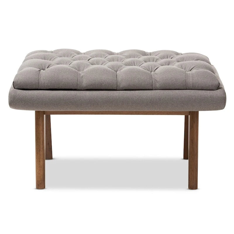 Polsterhocker im Mid-Century-Modern-Stil mit Fußstütze, Massivholzbeinen und als Akzentsitz fürs Wohnzimmer