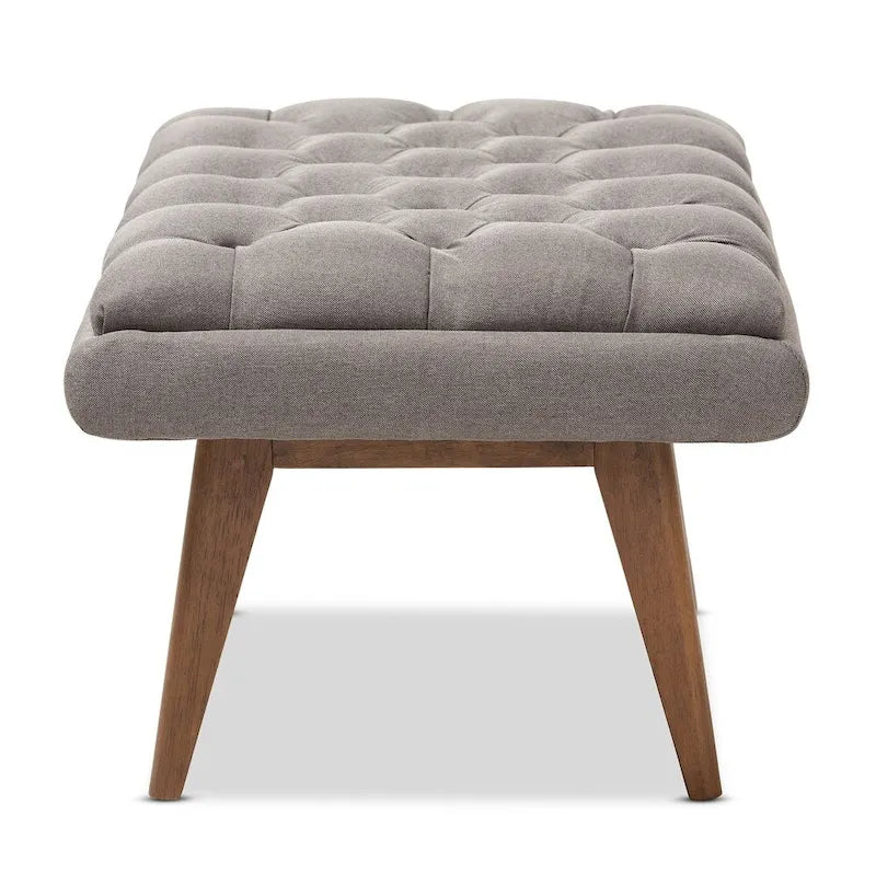 Polsterhocker im Mid-Century-Modern-Stil mit Fußstütze, Massivholzbeinen und als Akzentsitz fürs Wohnzimmer