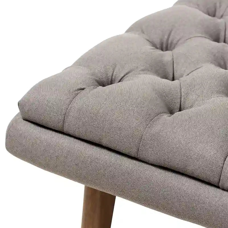 Polsterhocker im Mid-Century-Modern-Stil mit Fußstütze, Massivholzbeinen und als Akzentsitz fürs Wohnzimmer