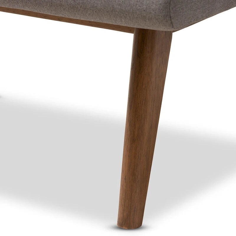 Polsterhocker im Mid-Century-Modern-Stil mit Fußstütze, Massivholzbeinen und als Akzentsitz fürs Wohnzimmer