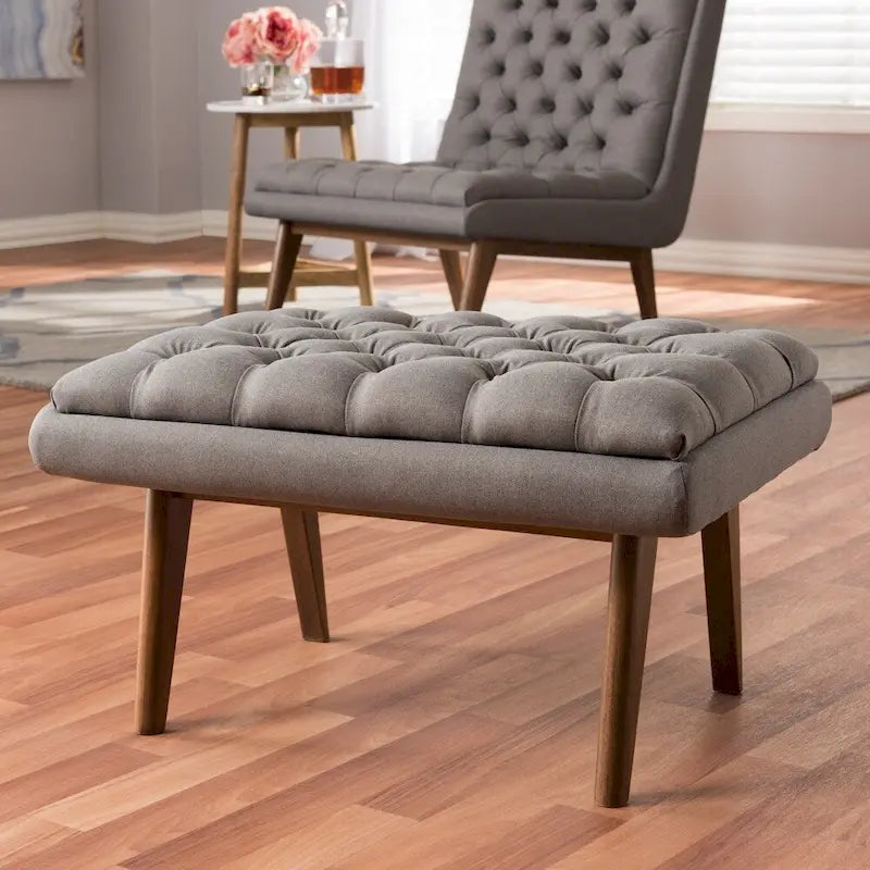 Polsterhocker im Mid-Century-Modern-Stil mit Fußstütze, Massivholzbeinen und als Akzentsitz fürs Wohnzimmer