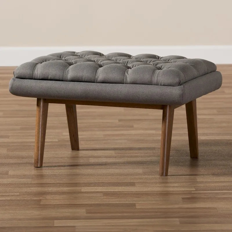 Polsterhocker im Mid-Century-Modern-Stil mit Fußstütze, Massivholzbeinen und als Akzentsitz fürs Wohnzimmer