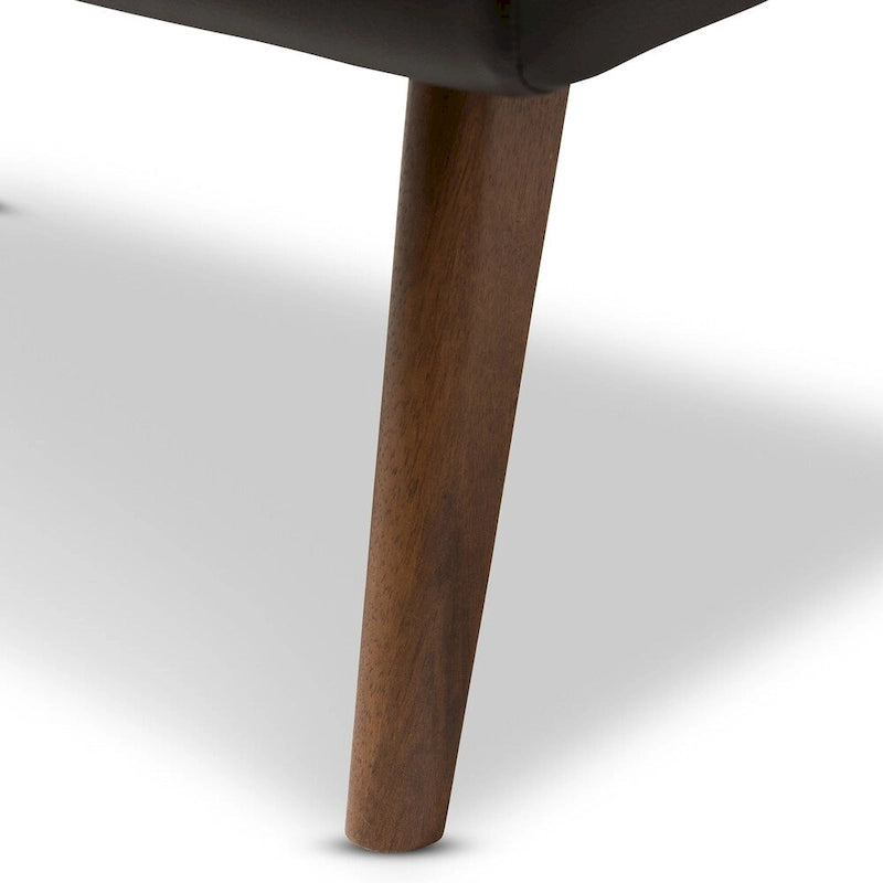 Polsterhocker im Mid-Century-Modern-Stil mit Fußstütze, Massivholzbeinen und als Akzentsitz fürs Wohnzimmer