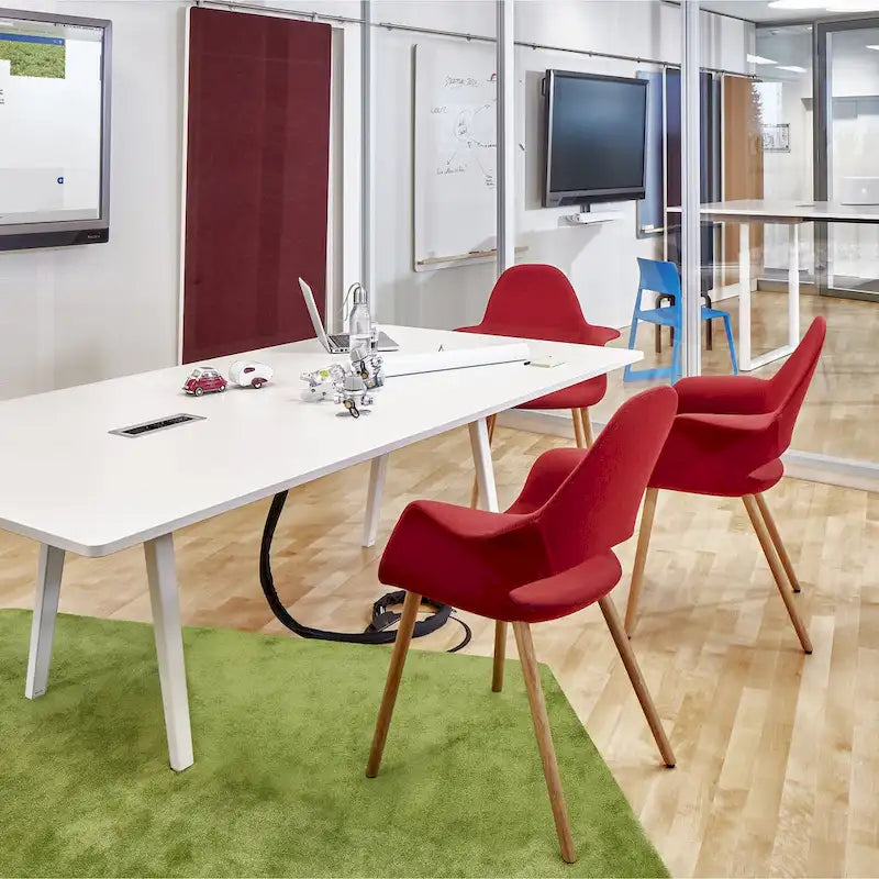 Moderner Sessel aus organischem Polsterstoff mit Beinen aus Naturholz fürs Esszimmer, Büro oder als zusätzlicher Loungesessel