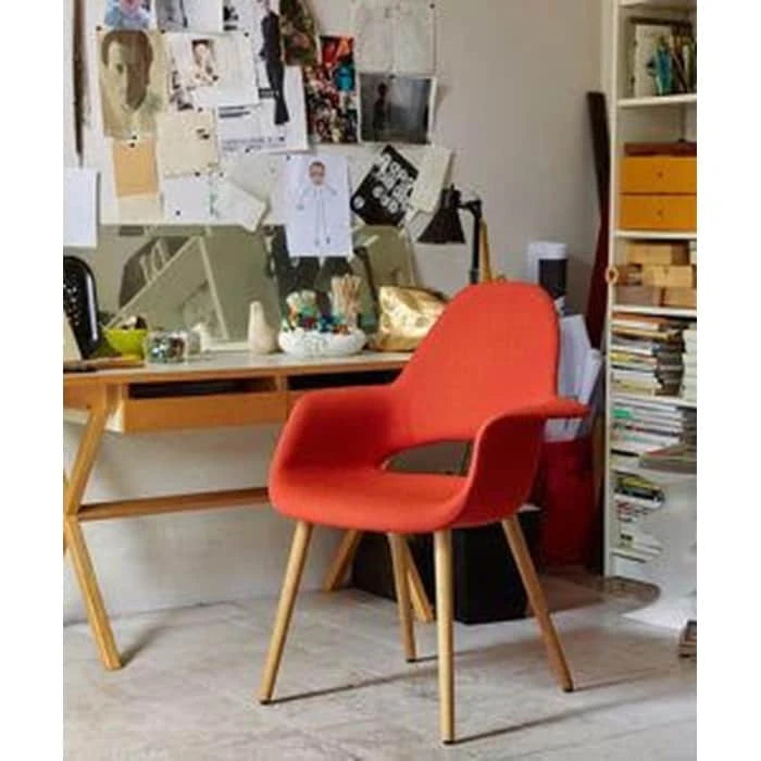 Moderner Sessel aus organischem Polsterstoff mit Beinen aus Naturholz fürs Esszimmer, Büro oder als zusätzlicher Loungesessel