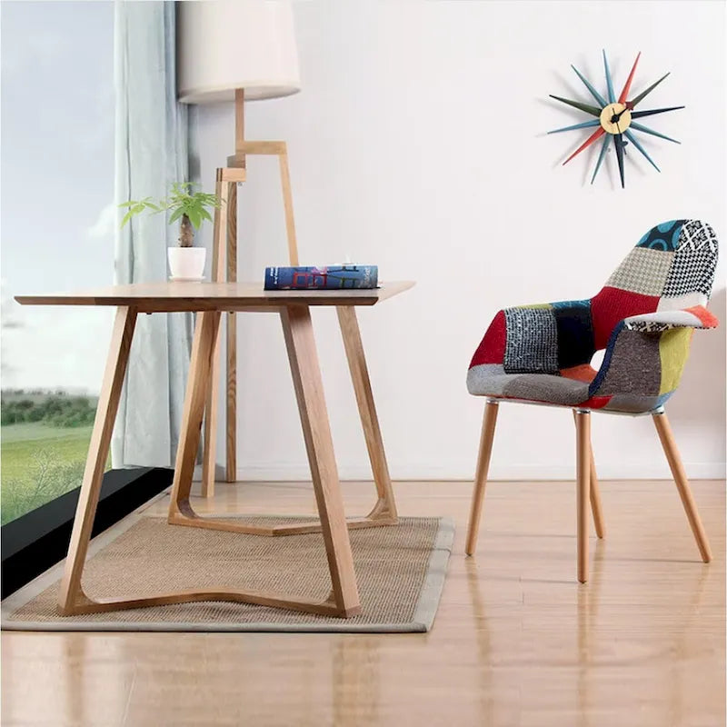 Moderner Sessel aus organischem Polsterstoff mit Beinen aus Naturholz fürs Esszimmer, Büro oder als zusätzlicher Loungesessel