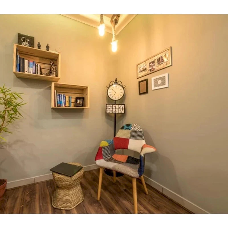 Moderner Sessel aus organischem Polsterstoff mit Beinen aus Naturholz fürs Esszimmer, Büro oder als zusätzlicher Loungesessel