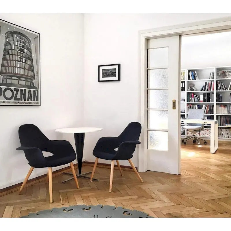 Moderner Sessel aus organischem Polsterstoff mit Beinen aus Naturholz fürs Esszimmer, Büro oder als zusätzlicher Loungesessel