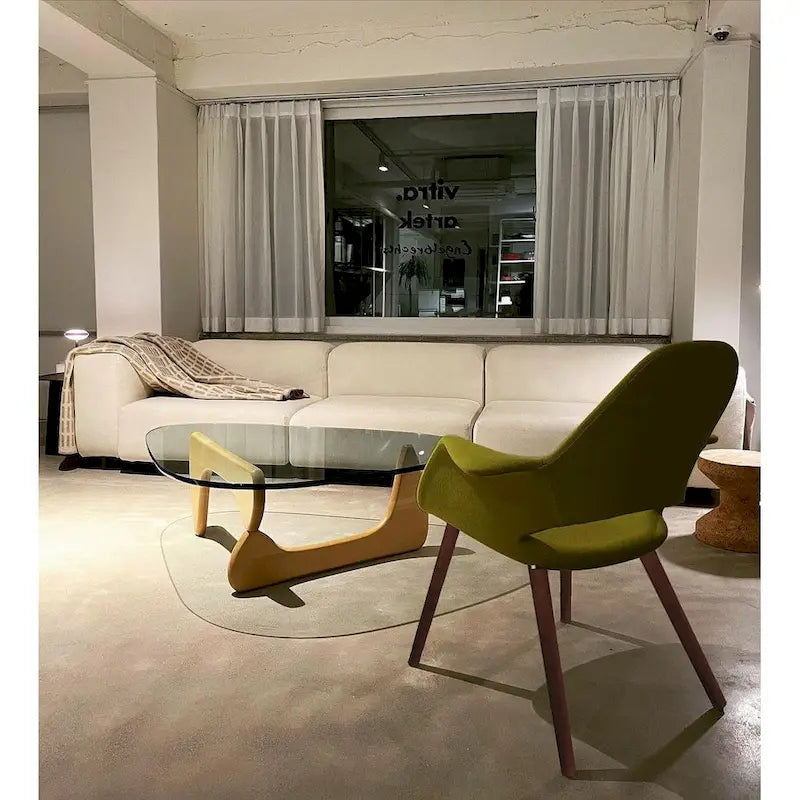 Moderner Sessel aus organischem Polsterstoff mit Beinen aus Naturholz fürs Esszimmer, Büro oder als zusätzlicher Loungesessel