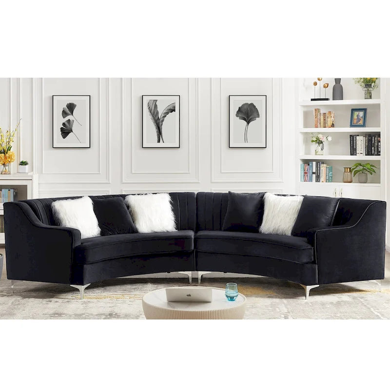 Gepolstertes Samtsofa, geschwungene Couch mit Kissen