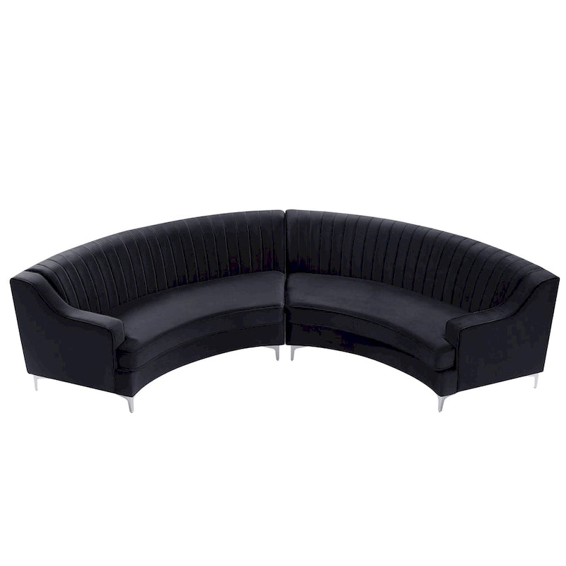 Gepolstertes Samtsofa, geschwungene Couch mit Kissen