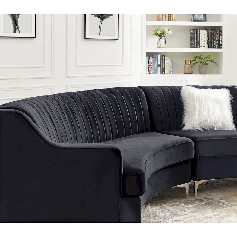 Gepolstertes Samtsofa, geschwungene Couch mit Kissen