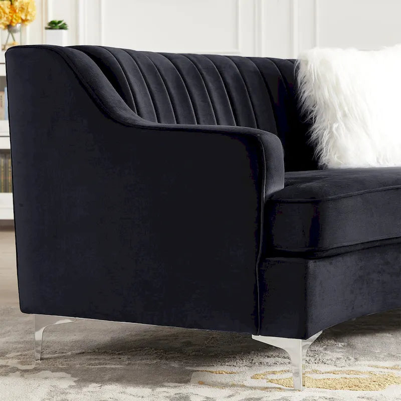 Gepolstertes Samtsofa, geschwungene Couch mit Kissen
