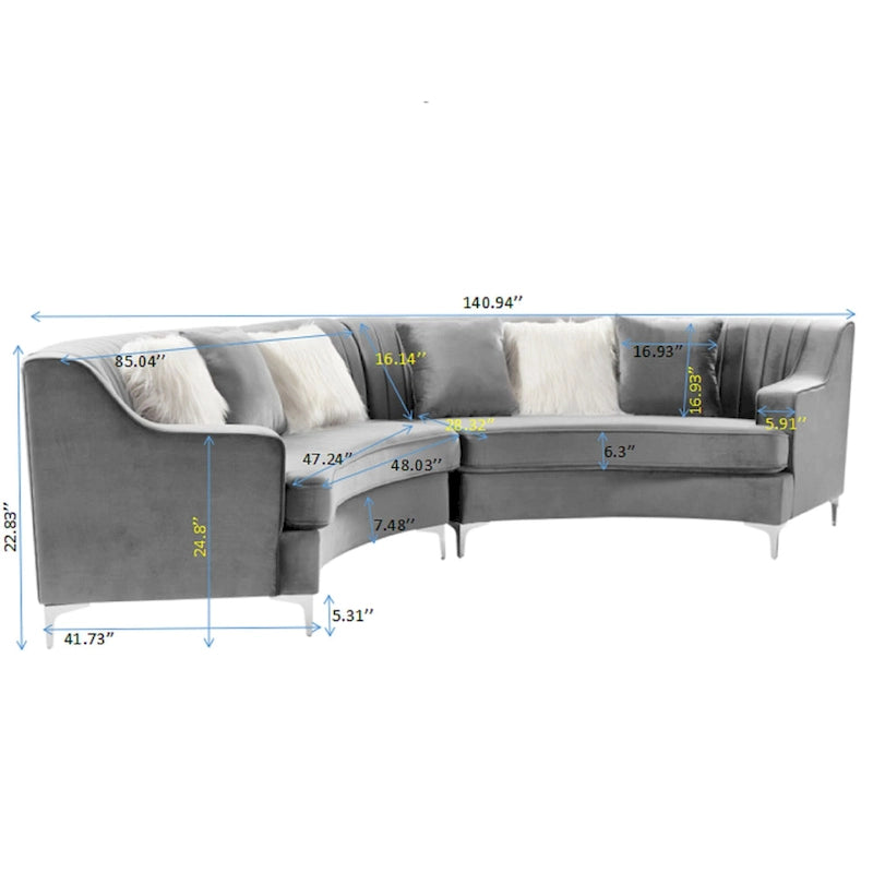 Gepolstertes Samtsofa, geschwungene Couch mit Kissen