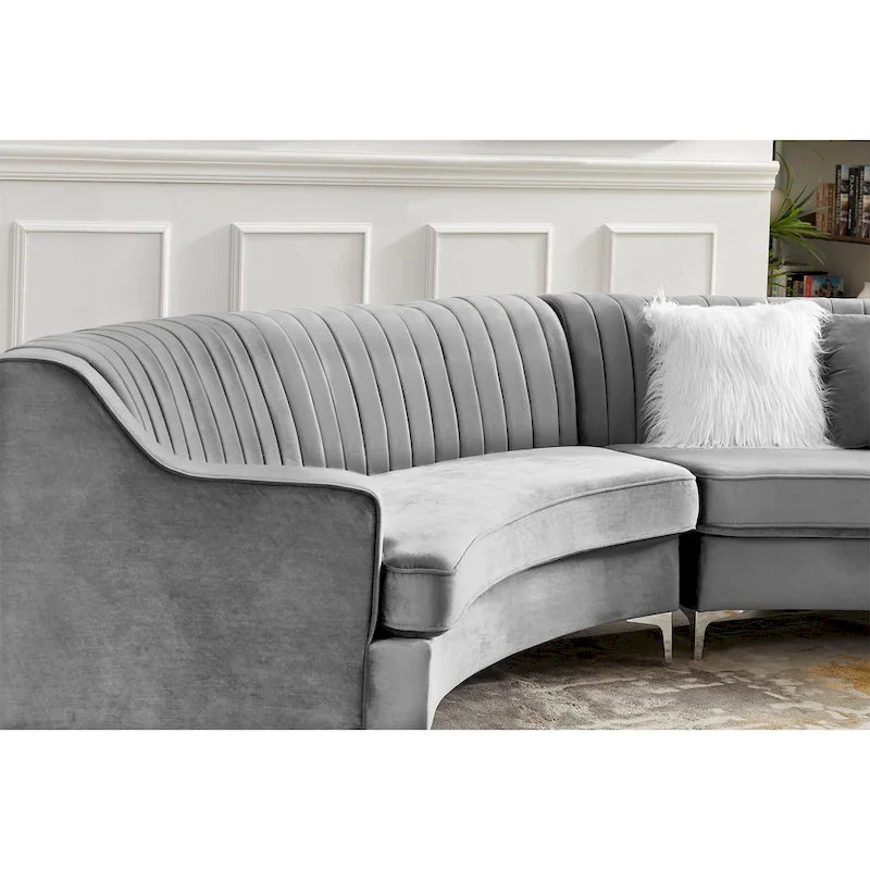 Gepolstertes Samtsofa, geschwungene Couch mit Kissen