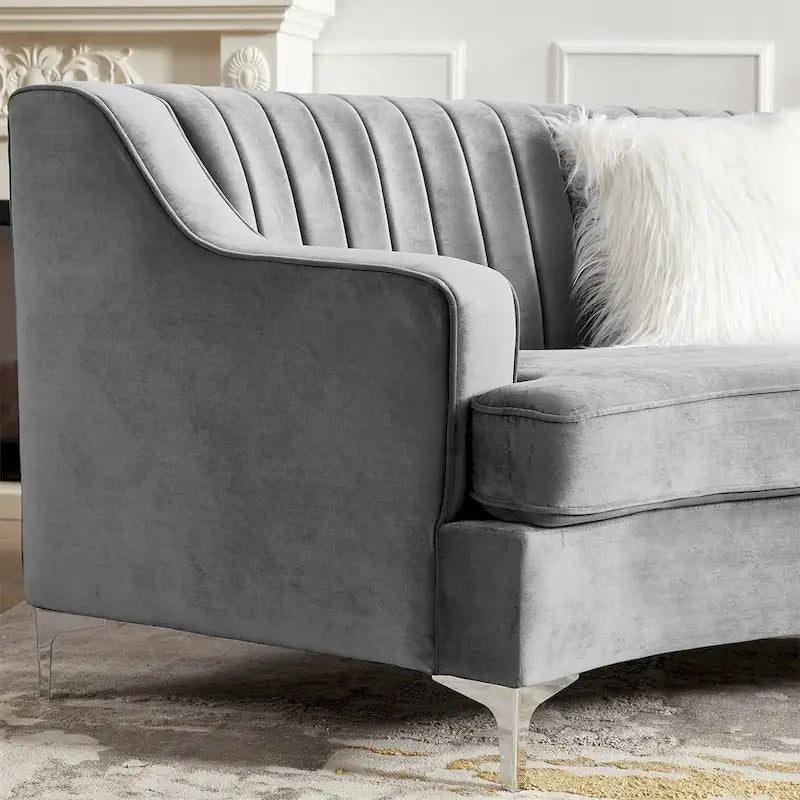 Gepolstertes Samtsofa, geschwungene Couch mit Kissen
