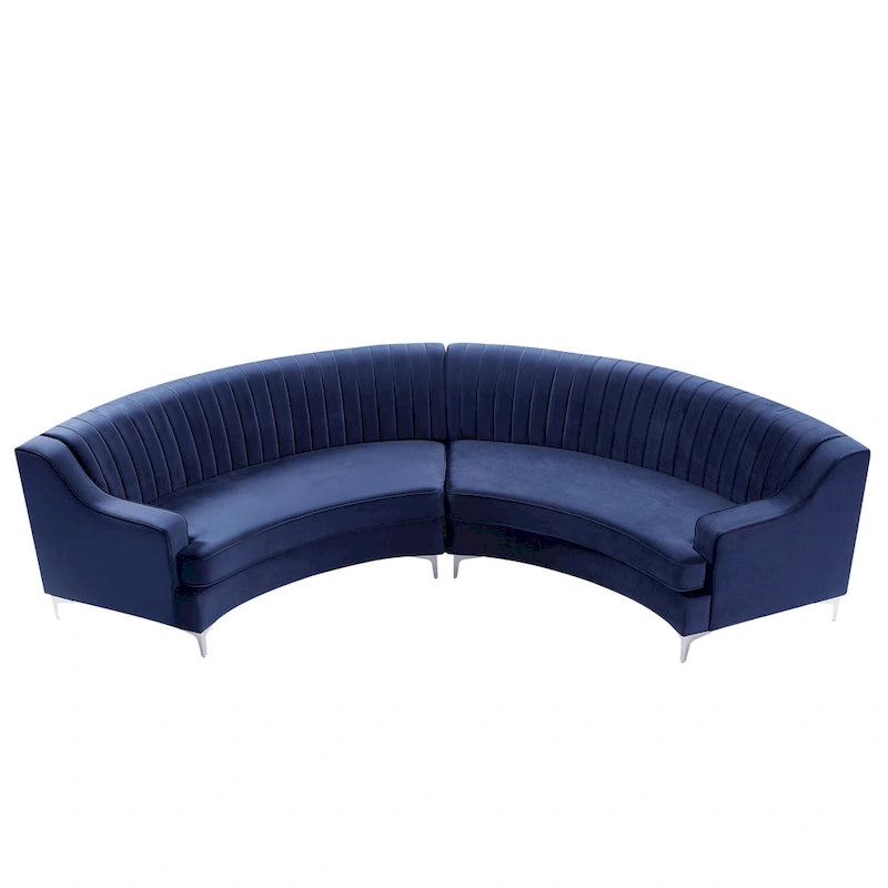Gepolstertes Samtsofa, geschwungene Couch mit Kissen