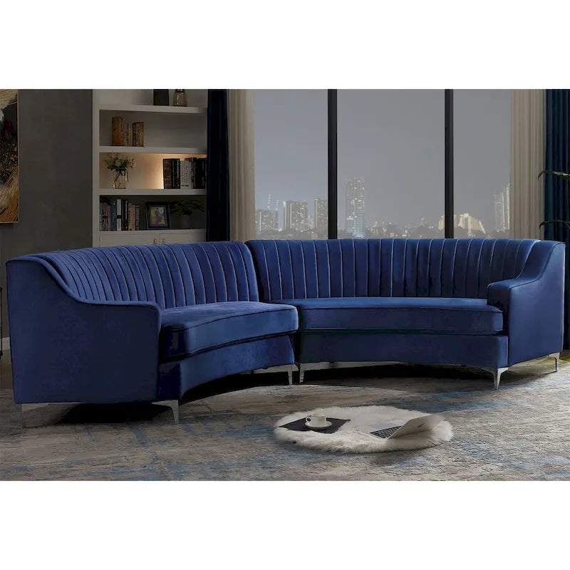 Gepolstertes Samtsofa, geschwungene Couch mit Kissen