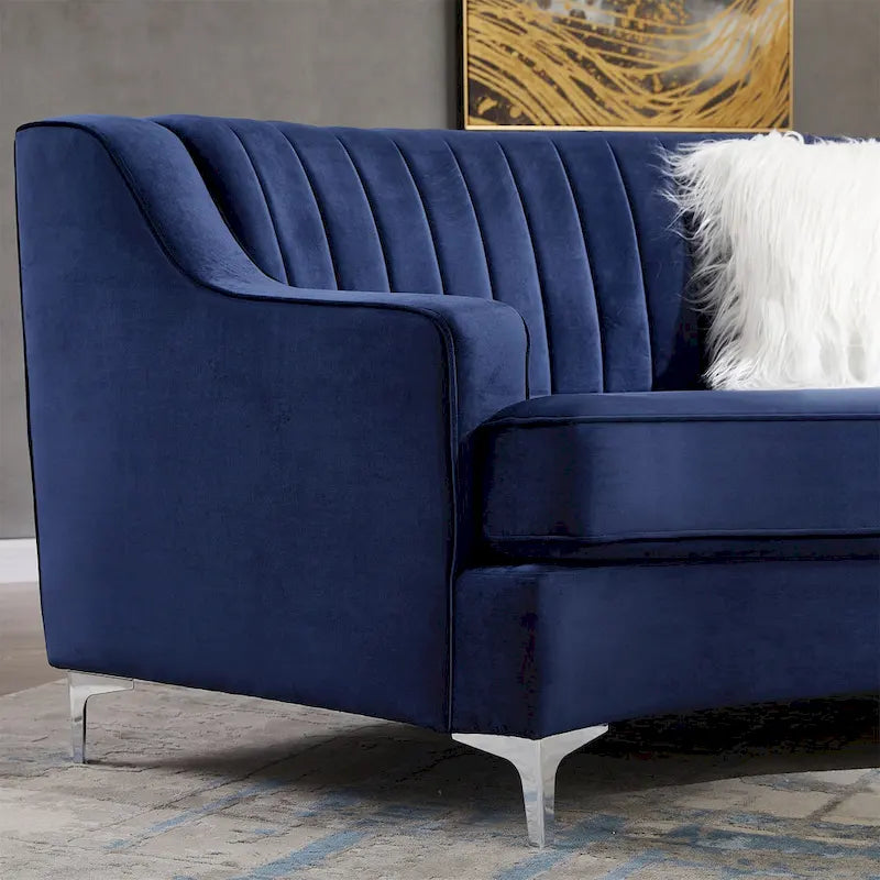Gepolstertes Samtsofa, geschwungene Couch mit Kissen